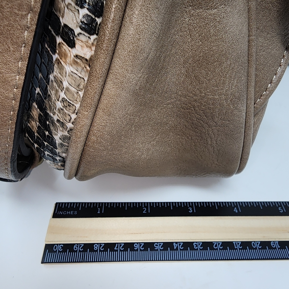 Jen&Co vegan tan snake print convertible backpack with regular and guitar Strap - Picture 13 of 15